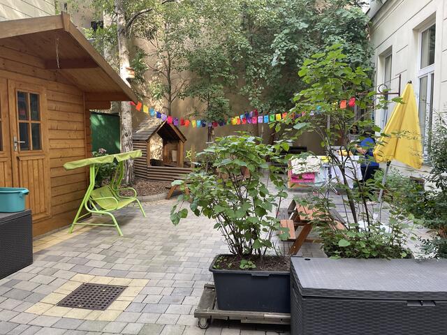 Der große, idyllische Innenhof mit viel grün. | Foto: Tamara Winterthaler/MeinBezirk