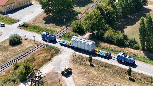 Mit 300 Tonnen nicht gerade ein Leichtgewicht, der dritte Trafo für das Umspannwerk Zaya. | Foto: APG AG