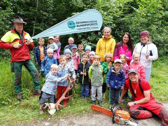 Die Pöhamer Kindergartenkinder mit den ÖBf-Experten. | Foto: ÖBf