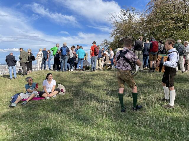 Wanderer machen eine Pause und genießen die Musik und den Wienerblick.  | Foto: Mathias Kautzky/RMW
