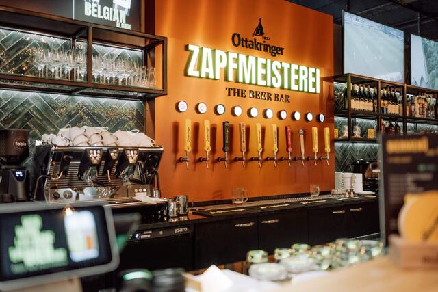 Die "Ottakringer Zapfmeisterei" hat täglich von 8 bis 22 Uhr am Terminal 2 für seine Gäste geöffnet.  | Foto: Ottakringer Brauerei