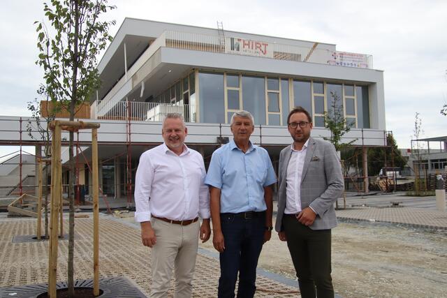 Die drei SPÖ-Bürgermeister Jürgen Schabhüttl (Inzenhof), Vinzenz Knor (Güssing) und Jürgen Dolesch (Stegersbach) loben die Unterstützung des Landes für Gemeindebauvorhaben. | Foto: Martin Wurglits