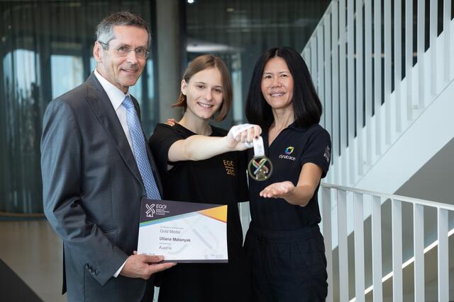 OCG-Präsident Wilfried Seyruck und Dynatrace-Mitgründerin Sok-Kheng Taing gratulierten Uliana Malanyak (Bildmitte) zu ihrer Goldmedaille. | Foto: Ines Thomsen