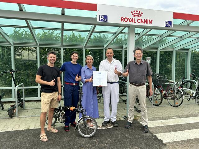 Philipp Schober (CFE-Auditor „Die Radvokaten“), Tina Gerhardt (Mobilitätsbeauftragte), Manuela Ranftl (Personalabteilung), Alexander Appel (Fabriksleiter), Andrzej Felczak (Vorsitzender Radlobby Österreich) (vlnr) | Foto: Mars Austria
