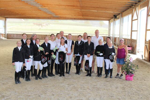Vorne von links: Saxenhuber Emely (Reiterpass), Antonia Pach (Dressurreiternadel), Raich Isabel (Reiterpass), Kainser Fabienne (Reiterpass), Siegl Lena (Reiterpass), Ebner Selina (Reiterpass), Hörschlager Elena (Reiterpass), Schuldner Anna (Dressurreiternadel), Ebner Miriam (Reiterpass), Hörschlager Josefina (Reiterpass), Schilcher Carla (Reiternadel), Schilcher Valerie (Reiterpass)

Hinten von links: Kainsner Michelle (Reiternadel), Ulrike Raich-Trauner (Dressurreiternadel), Richter Heinz Wolf, Obmann Reitverein Steinbach/Steyr Hannes Mitterhuber, Bürgermeister Christian Dörfel, Beisitzerin Pferdesportverband OÖ Andrea Wagner | Foto: RV Steinbach/Steyr