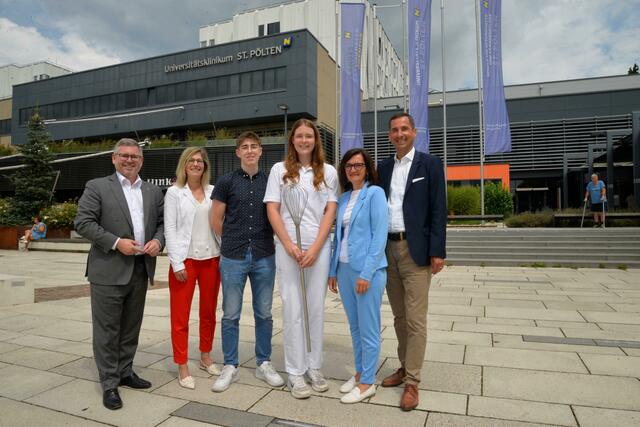 Landesrat Ludwig Schleritzko, Ärztliche Direktorin Priv.-Doz. Dr. Karin Pieber, Ferialpraktikant (Patientenservice) David Trinkl, Ferialpraktikantin Viktoria Holzmann (Küche), Pflegedirektorin FH-Hon. Prof. PhDr. Michaela Gansch, MSc und Kaufmännischer Direktor Mag. Dr. Bernhard Kadlec | Foto: Universitätsklinikum St. Pölten