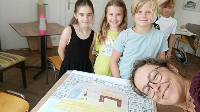 Gemeinsam mit Erzählerin Sabina Haslinger wurde in Vorchdorf an den Kindertüren "The Tür" gearbeitet.  | Foto: Sabina Haslinger