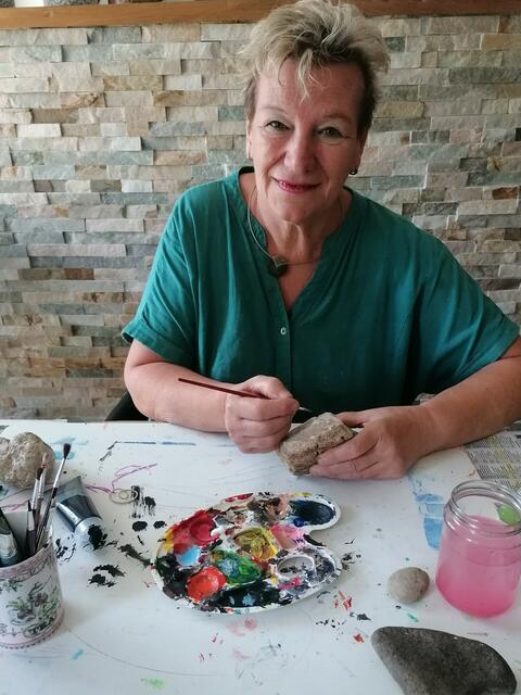 Maria Roidinger stellt bei der Kunstausstellung im ehemaligen Blumenhaus Schwaighofer die sogenannte Steinfantasie aus.