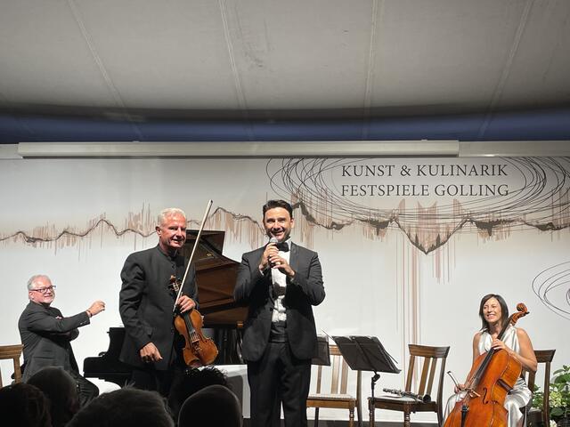 I Solisti di Verona spielen ein fulminantes Konzert auf der Burg Golling. Raffaele Abete singt unter anderem „E lucevan le stelle"  von Puccini. | Foto: Emanuel Hasenauer