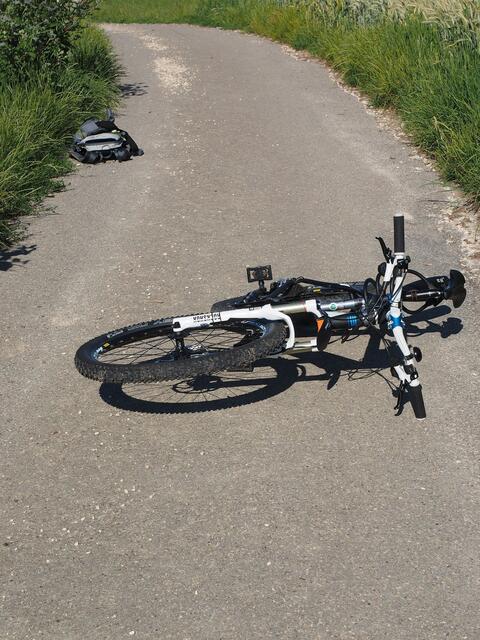 Ein E-Bike-Fahrer wurde beim Zusammenstoß mit einem Traktor verletzt.  | Foto: Symbolfoto