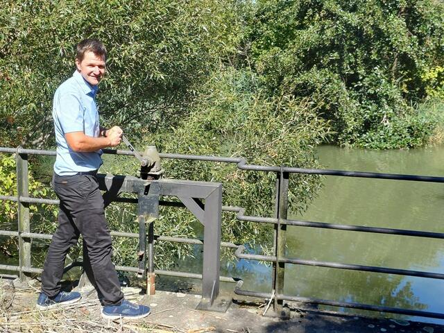 Erhöhung des Durchflusses im Stempfelbach durch den Geschäftsführer Franz Steiner. | Foto: Betriebsgesellschaft