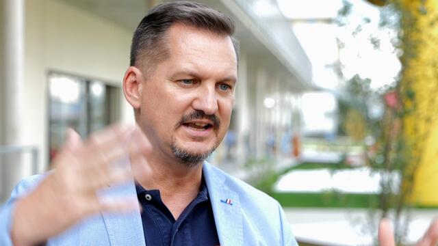 Bezirksvorsteher Marcus Franz (SPÖ) im Sommerinterview mit MeinBezirk. | Foto: MeinBezirk