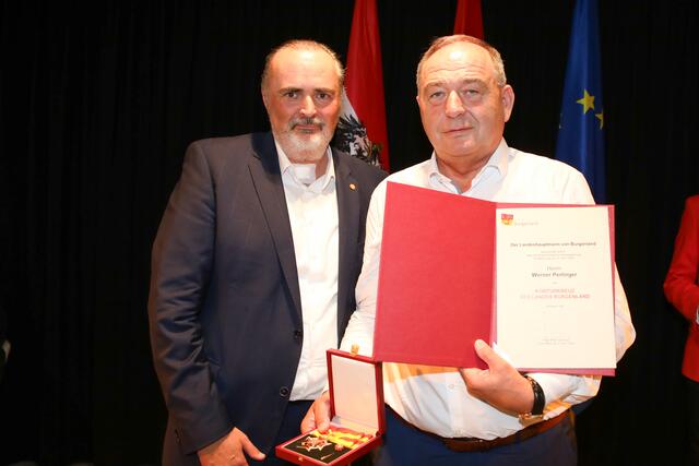 Hans Peter Doskozil und Werner Perlinger bei der Auszeichnung für verdiente Persönlichkeiten aus dem Burgenland. | Foto: Landesmedienservice / Sziderics / Hafner