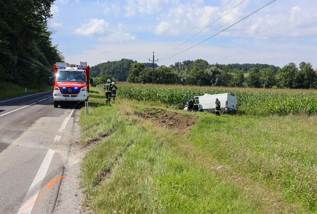 Der Lieferwagen kam bei dem Unfall von der Straße ab und landete in einem Maisfeld. | Foto: Daniel Scharinger