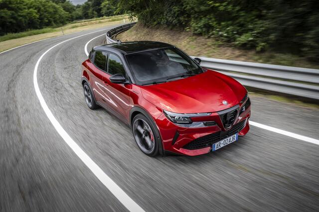Nach dem Abschluss der Dynamik-Entwicklungstests für den neuen Alfa Romeo Junior Veloce steht fest: Der E-Motor leistet 207 kW/280 PS statt der bislang kommunizierten 177 kW/240 PS.  | Foto: Alfa Romeo