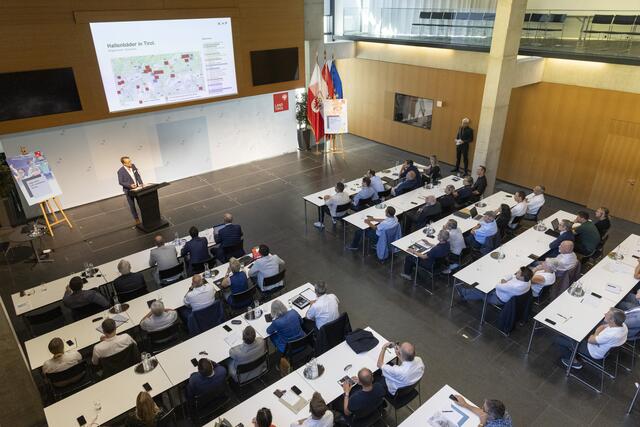 Präsentation der Hallenbäderstudie beim Bädergipfel. | Foto: Land Tirol