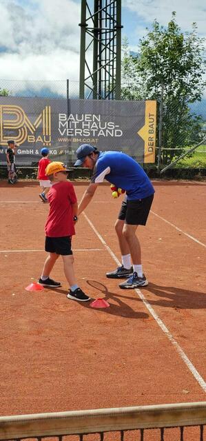 Beim Kids-Tennis der Tennismühle Hall verbesserten 25 Kinder jeden Vormittag – zwei Wochen lang – ihr Können an dieser Sportart. | Foto: KK