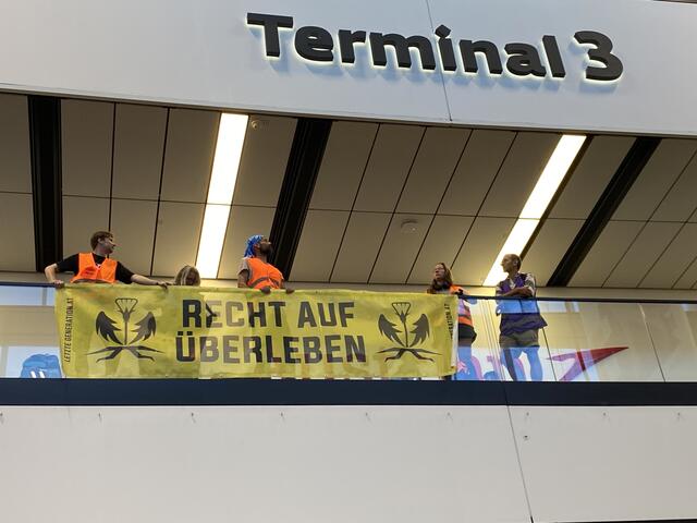 Am Terminal 3 entrollten die Klimaaktivisten ein Banner. | Foto: Letzte Generation Österreich