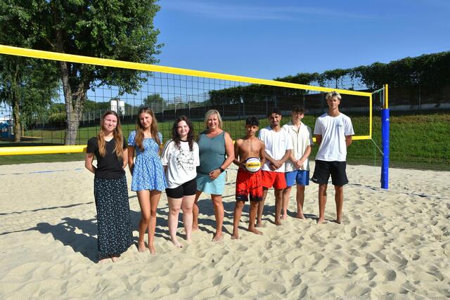 Ruth, Emily, Nora, GRin Claudia Weinbrenner, Ahmad, Mustafa, Elias und VCA Trainer Robert Gavam am Beachvolleyballplatz im Uferpark | Foto: Stadt Amstetten