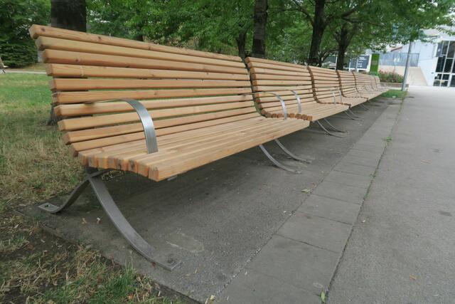 Die neuen Holzbänke zieren den Märzpark.  | Foto: Patricia Hillinger/MeinBezirk