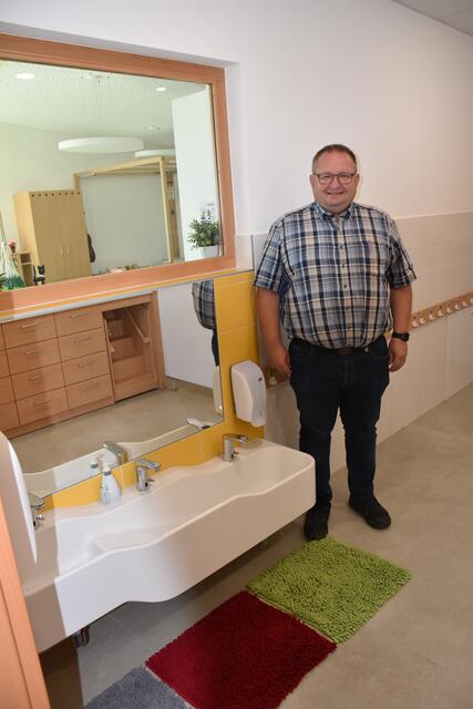 "Die neuen Sanitäranlagen in der Kindergartengruppe für die Kinder ab zwei Jahren sind wirklich klein", sagt Bürgermeister Franz Kloiber.