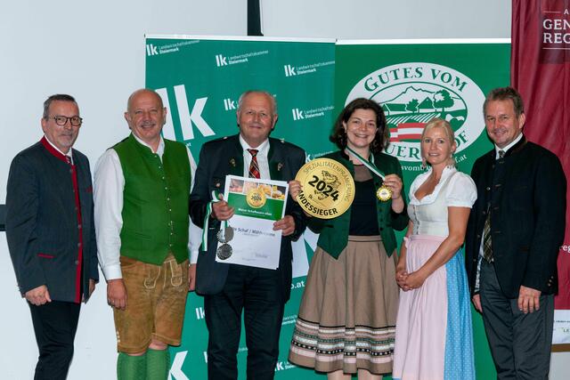 Weiz: In Vertretung für Weizer Schafbauern nahmen Juliana Wurzinger (3.v.r.) und Johann Wagner (3.v.l.) den Landessieg für den „Hartkäse“ entgegen. Mit am Bild die Gratulantinnen und Gratulanten v.r.n.l.: Präsident Franz Titschenbacher, Bezirksbäuerin Stellvertreterin Nicole Karner, Kammersekretär Johann Rath und Martin Rogenhofer | Foto: ©Kristoferitsch