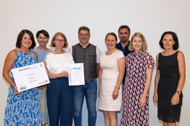 Die Gesunde Gemeinde Eggerding holte sich mit ihrer Aktion "Rad trifft Kulinarik" einen von 12 Sonderpreisen. Diese wurden am 29. Juli 2024 im Rahmen einer Feier in Linz von Landeshauptmann-Stellvertreterin und Gesundheitslndesrätin Christine Haberlander (2.v.re.) übergeben. | Foto: Land OÖ/Krenn