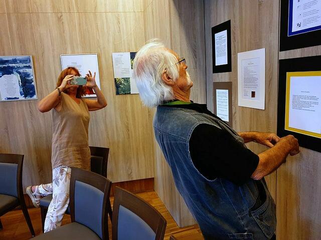 Autorin Eva Surma und Maler Heinz Payer beim Ausstellungsaufbau.