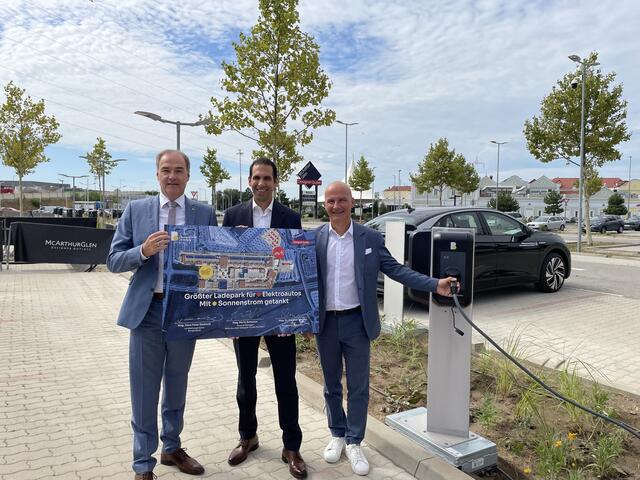 Das Designer Outlet Parndorf startet in den Ausbau des größten e-Charger Hubs Österreichs. Am Bild (v.l.n.r.): .l.: Landesrat Leo Schneemann, Burgenland Energie CEO Stephan Sharma und Designer Outlet General Manager Mario Schwann | Foto: Beate Wurm