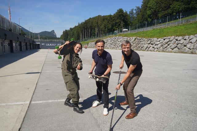 Von links: Profi-Fallschirmspringerin Sophie Grill (HSV Red Bull Salzburg), Sportlandesrat Martin Zauner und der Organisator Markus Förmer am Salzburgring. | Foto: Emanuel Hasenauer