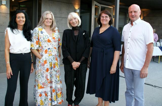 Von links: Brigitte Kohl, Petra Werkovits, Erika Pluhar, Michaela Bacher und Bürgermeister Reinhard Deutsch. | Foto: Annemarie Kaufmann