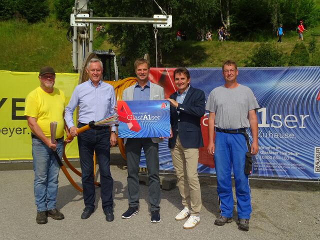 Josef Finger (Baufirma Beyer), Amtsleitung Franz Josef Bernhard, Bürgermeister Martin Lackner, Rudolf Trauntschnig (A1); Vizebgm. Thomas Brandstätter (von links) | Foto: A1, Gemeinde Heiligenblut
