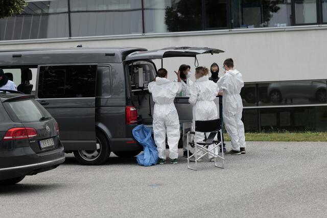Auch die Tatortgruppe ist vor Ort. | Foto: Santrucek/MeinBezirk