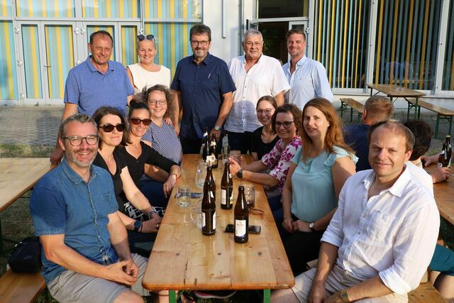 „Z´sammsitzn mit dem Bürgermeister“ in Mödring: Reinhard Stark, Monika Führer, Barbara Stark, Sonja Lochner, Christina Lochner, Monika Brandner, Bettina Brandner und Thomas Scheidl (sitzend v.l.) sowie Robert Lochner, Maria van Dyck, Bgm. Gerhard Lentschig, Vbgm. Heinz Nagl und Reinhard Litschauer (stehend v.l.).  | Foto: Herbert Gschweidl