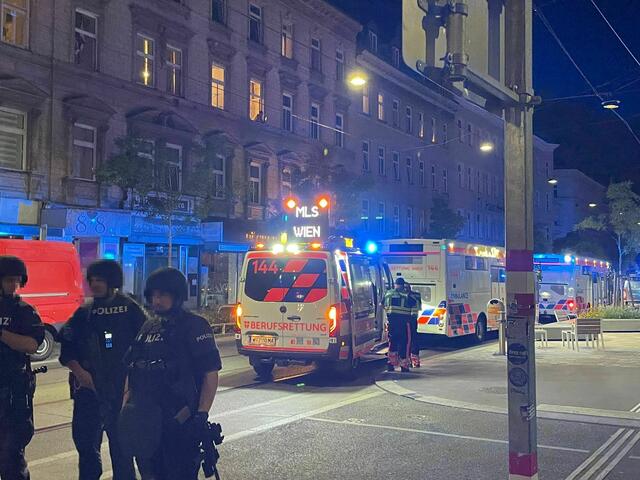 Immer mehr Rettungsfahrzeuge treffen in der Nacht ein. Auch eine mobile Leitstelle (MLS) wurde eingerichtet. | Foto: Ronja Reidinger/MeinBezirk