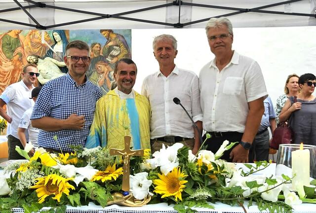 Die Gemeindevertretung Grafenstein gratuliert Dechant Anton Opetnik zu seinem Doppeljubiläum.  | Foto: Gemeinde Grafenstein