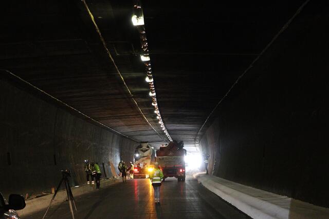 Der Fahrbahnbelag in der westlichen Hälfte des Tunnels wird derzeit erneuert. | Foto: Seelos