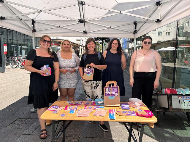 Das Team des Linzer Frauenbüros informiert an der Landstraße anlässlich des Equal Pension Days über die Einkommensungerechtigkeiten. | Foto: Stadt Linz