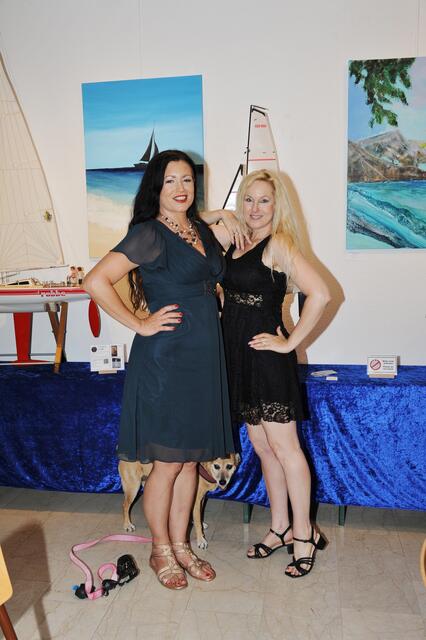 Künstlerin Eva Meindl mit Hündin Anni, Künstlerin Hanna Andorka  | Foto: Thomas Valka