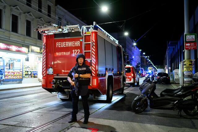 Auch für die Berufsfeuerwehr Wien gestaltete sich der Einsatz in Ottakring als herausfordernd. | Foto: MAX SLOVENCIK / APA / picturedesk.com 