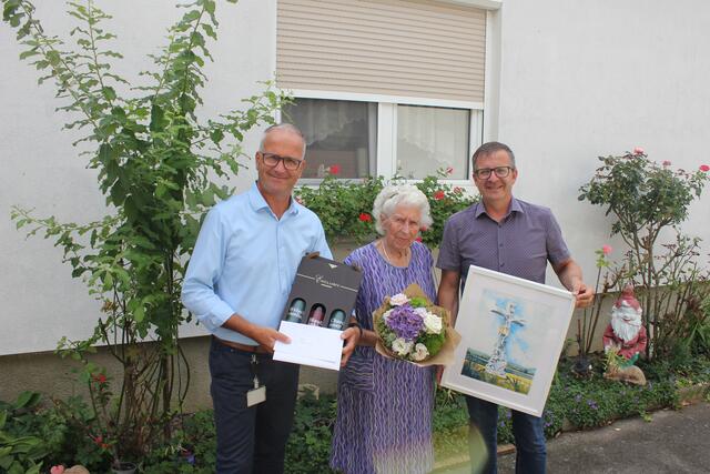 Elisabeth Uhl feierte ihren 90. Geburtstag, Bürgermeister Thomas Schmid und Vizebürgermeister Harald Zinkl gratulierten herzlich.  | Foto: Gemeinde Oggau