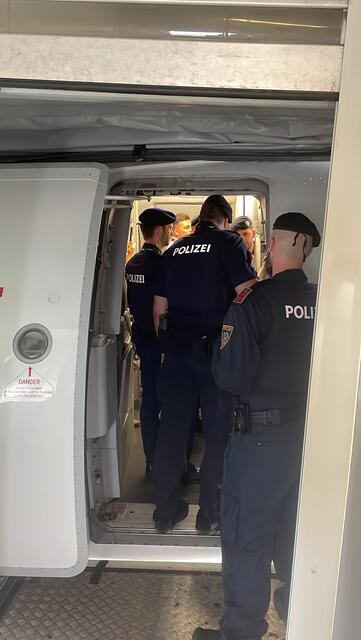 Bereits zuvor verzögerte sich ein Flug nach Rom, weil zwei Aktivisten sich kurz vor Start weigerten, sich hinzusetzen und eine "Brandrede" hielten, heißt es seitens der Bewegung in einer Aussendung.  | Foto: Letzte Generation Österreich