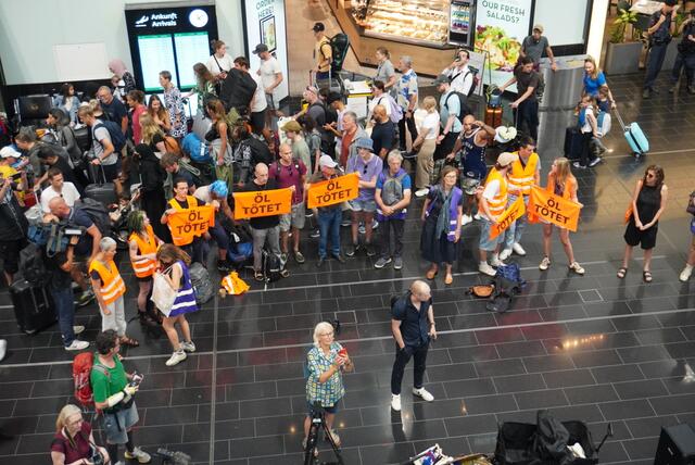 Klimaaktivisten der "Letzten Generation" protestierten am Samstag am Flughafen Wien. | Foto: Letzte Generation Österreich