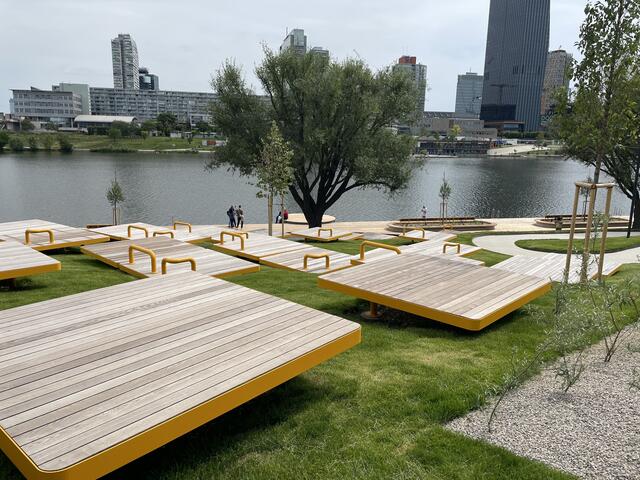 Zu empfehlen ist der neu geschaffene Freizeitbereich "Pier 22", wo eine Reihe Badestege zum Sprung ins kühle Nass einladen. | Foto: RMW/Luise Schmid