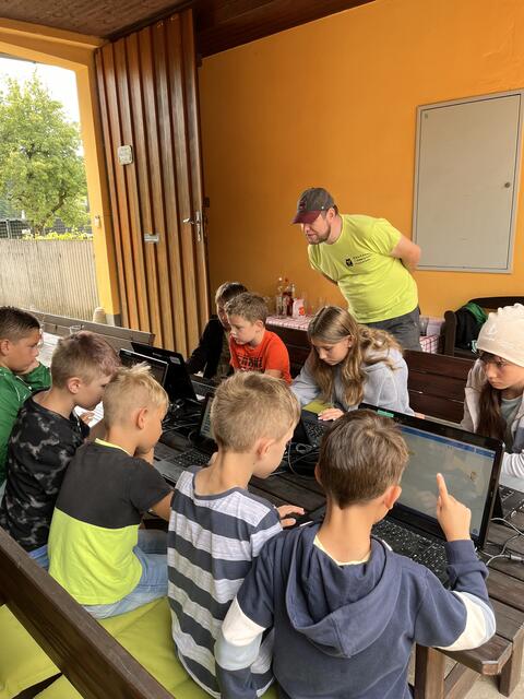 Nicht nur spielen sondern auch machen!: Hier drehte sich alles ums Spielen und auch darum, einmal selbst ein Spiel zu programmieren oder einen kleinen Bausatz zu basteln. (Veranstalter: Kautzner Computermuseum) | Foto: Ferienspiel Kautzen