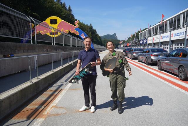 Sportlandesrat Martin Zauner und die Fallschirmspringerin Sophie Grill am Salzburgring. | Foto: Emanuel Hasenauer