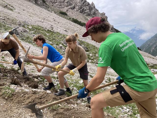 Tatkräftig wird der Weg von Geröll befreit. | Foto: Luzia Laner