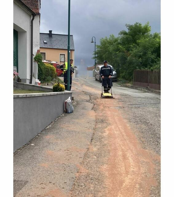 Die Feuerwehrleute reinigten die Straße in Hohenwarth, um die Sicherheit wieder zu gewährleisten. | Foto: FF Hohenwarth