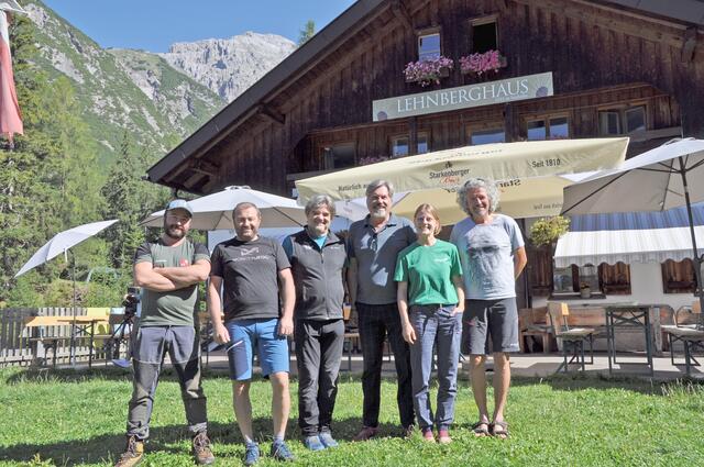 Waldaufseher, Substanzverwalter, Vertreter von Alpenverein und Tourismusverband ziehen gemeinsam an einem Strang, um die Wege rund um das Lehnberghaus zu sanieren. | Foto: Luzia Laner