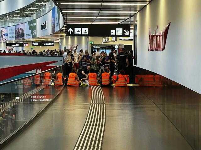 "Die Letzte Generation" wollte am Samstag den Flugverkehr am Flughafen Wien beeinträchtigen. | Foto: Monatsrevue/Lenger
